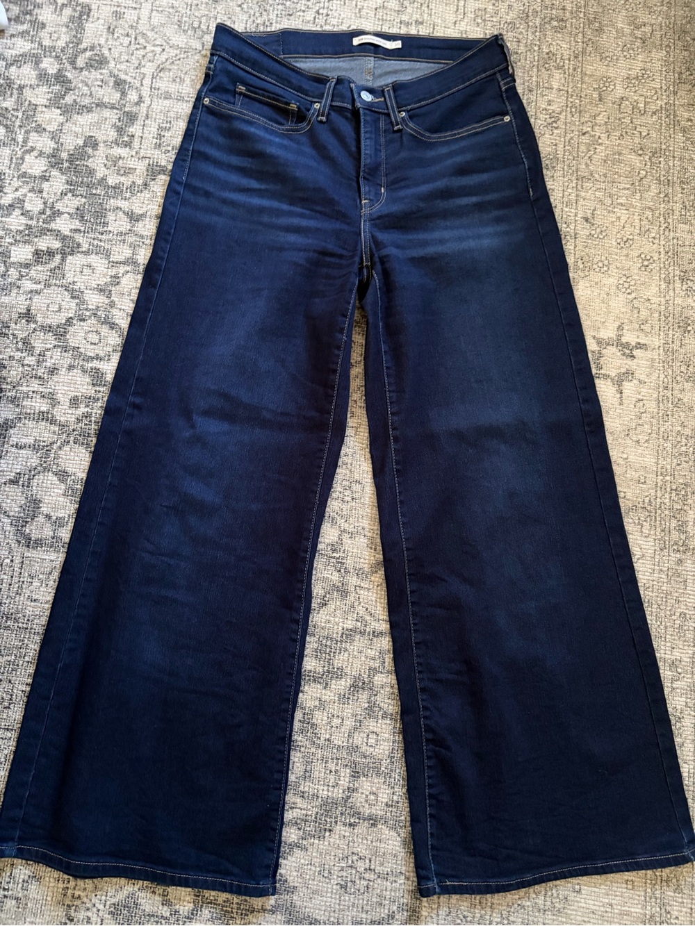 EUC Levi’s 318 shaping wide leg